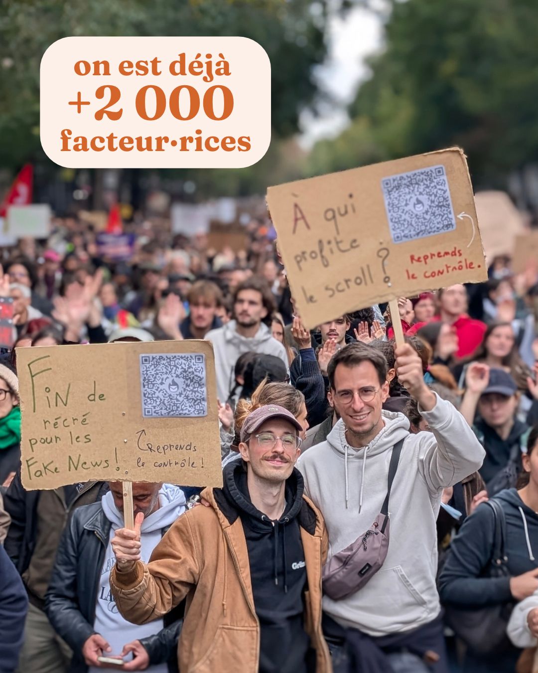 L'équipe Facteur dans la manifestation du 17 octobre 2026 à Paris, avec des pancartes « À qui profite le scroll ? » et « Fin de récré pour les fake news ! »