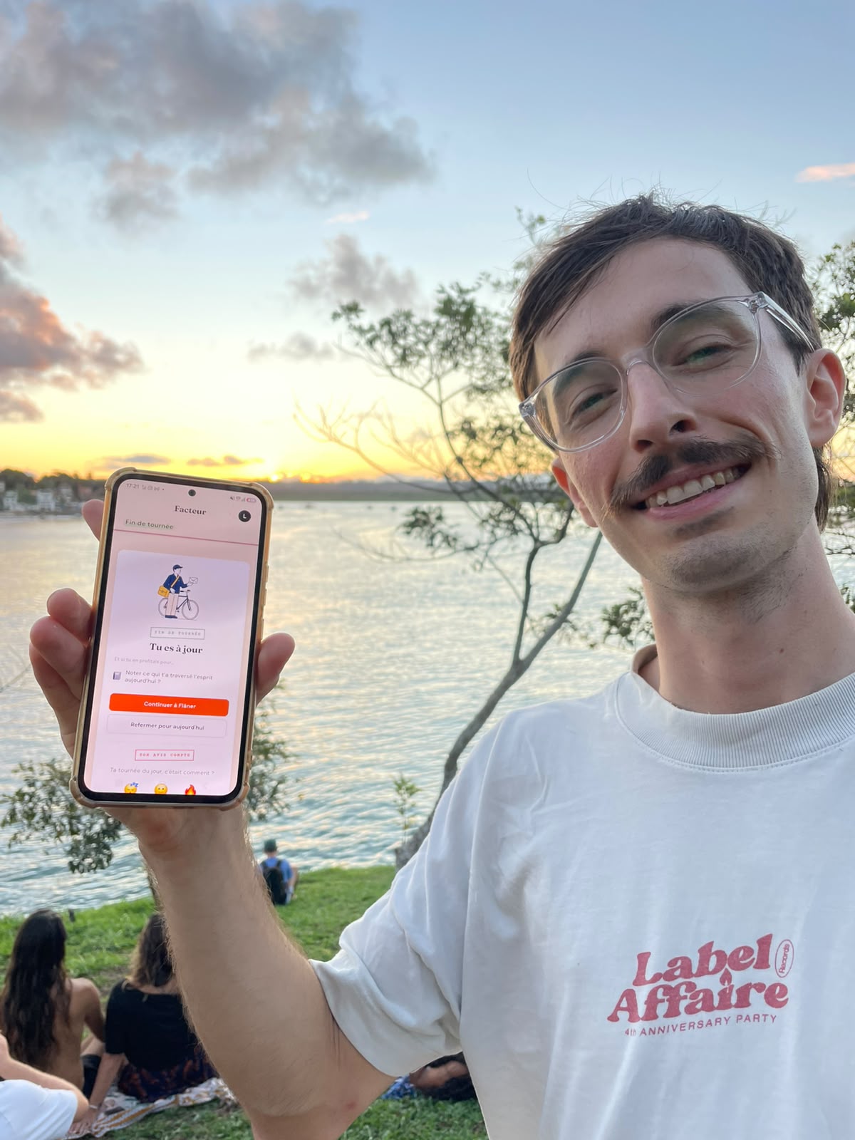 Facteur ouvert sur un t&eacute;l&eacute;phone